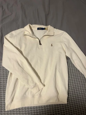 Beige Ralph Lauren Zip - Beige Ralph Lauren quarter zip, nopprig som syns på bilden därav lägre pris