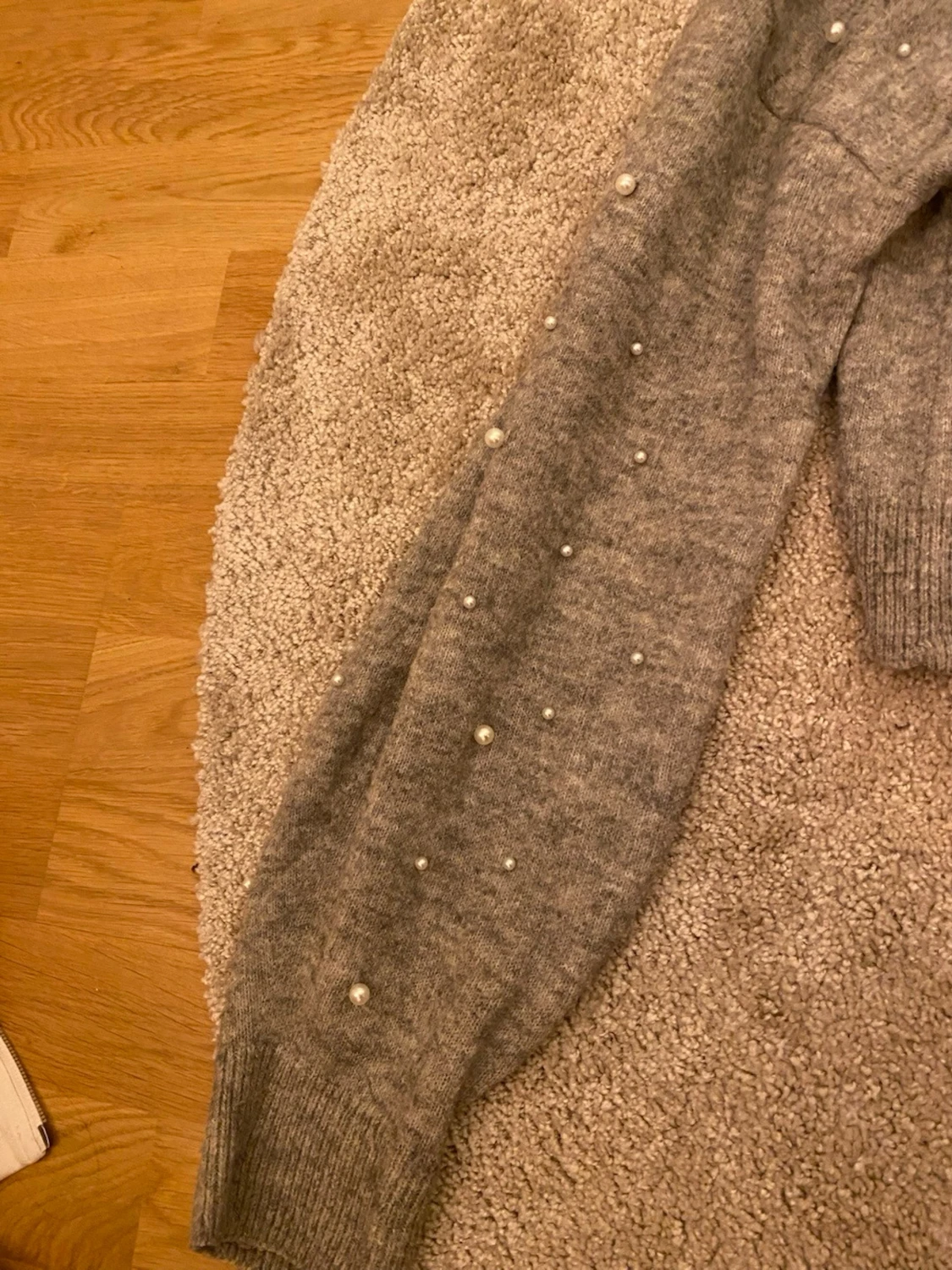 Grå kofta med pärlor - 1