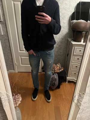 DonDup jeans - DonDup jeans i väldigt bra skick och säljs för endast 599 köpta för 3499. Personen på bilden är 188 cm och 78 kg. Mer frågor eller bilder är det bara att ställa 