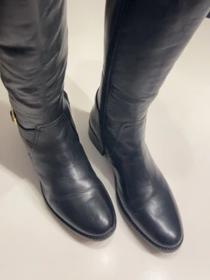 Dasia Svarta knähöga läderstövlar - Svarta knähöga läderstövlar från dasia med orginalpris på 2000kr 