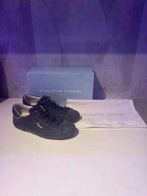  Philippe Model PRSX sneakers - ÄKTA (ej kopior) mörkblå sneakers från Philippe Model i mocka med matchande blå skosnören. Kostade 3799kr på CareOfCarl helt nya, då inkl skovårdskit. Har knappt använt dem då jag gör lumpen just nu och har kvar mina gamla istället. 