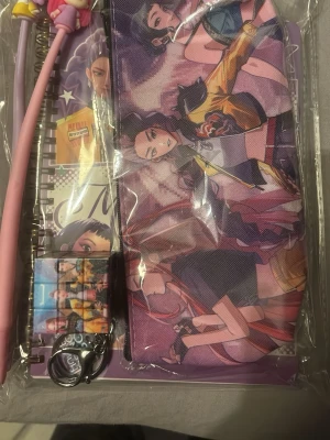 Paket med K-pop  - Säljer K-pop note book o pennfodral,Rubiks kub kpop nyckelring, 2 kpop pennor,