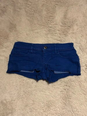 Lågmidjade shorts - Super lågmidjade shorts från Abercrombie & fitch. Skulle säga storleken är mellan xs - xxs, och väldigt lågmidjade.