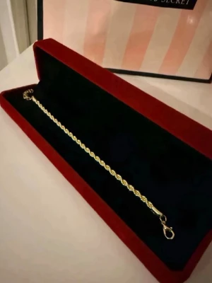 Guld Armband  - Helt ny aldrig använd. Rostfritt stål. Justerbar.