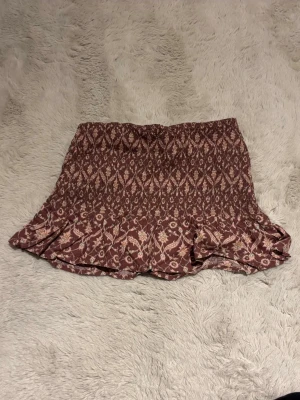 Mönstrad lågmidjad kjol  - Super fin och somrig lågmidjad kjol från mango. Nyskick i storlek xs, super fin passform!