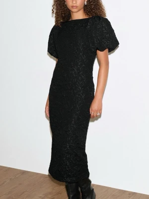 Klänning med puffärm - Säljer min fina klänning med puffärm i storlek 36, helt ny med prislapp. Slutsåld i butik & online