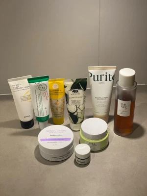 Skincare kit med clenaser, toner, krämer, masker, eyepatches - Sephora Banana Cream Mask, 50 ml (oanvänd) COSRX Propolis Honey Overnight Mask, 60 ml (använts 3-4ggr)Origins Glow-Co-Nuts Hydrating Coconut Mask, 75 ml (använts 3ggr)  Purito Oat-in Calming Gel Cream, 100 ml (använts 2-4ggr) AXIS-Y 6+1+1 Advanced Formula Actinic Niacinamide Serum, 50 ml (använts 2ggr)Beauty of Joseon Ginseng Essence Water, 150 ml (ca 60% kvar) Revolution Skincare Eye Patches, 60 st (ca hälften kvar) Cica Face Cream Calming (oanvänd) Dr. Jart+ Cicapair Tiger Grass Cream (anv 1gg