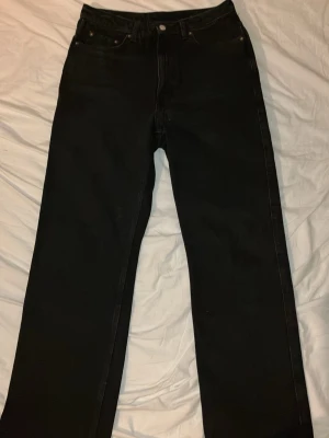 Svarta raka jeans från Weekday - Säljer ett par svarta jeans från Weekday. Knappast använda 