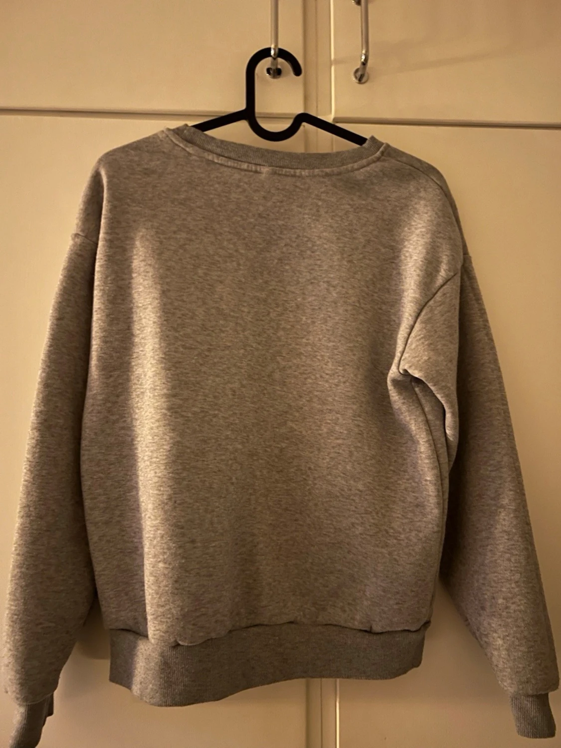 Grå basic sweatshirt utan huva - 1