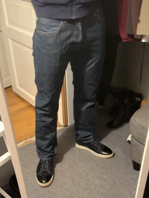 Mörkblå raka Levi’s jeans  - Raka Levis 501 i storlek w32 L30