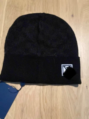 IV mössa - Svart mössa för bra pris helt ny