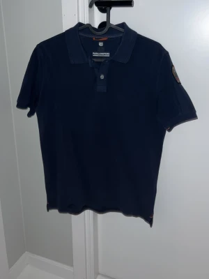 Parajumpers piké  - En äkta piké från Parajumpers som är använde bara några gånger. Top kvalitet och mycke skön. Den är storlek M men är mer som S. Den passar båda men lite mer slim för M