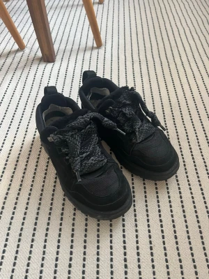 Svarta ugg lowmel  - Säljer mina svarta sneakers från UGG i modellen lowmel. Dem är i bra skick och bara använda ett fåtal gånger, det finns sulor i som man kan ta ut. 