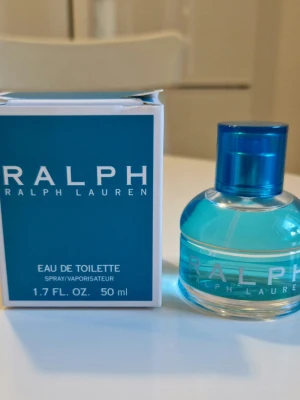 Ralph Lauren - Ralph EdT 50ml - Lådan är lite trasig uppepå men annars i bra skick. Har bara testat parfymen en gång. Väldigt fräsch och blommig.