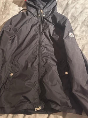 Moncler windbreaker  - Väldigt fin, knappt använd storlek 2=M. Passar mig ganska bra som är 176 
