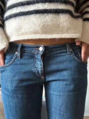 Blå jeans från Lee Cooper - Säljer ett par klassiska blå jeans från Lee Cooper med fem fickor och normal midja. Jeansen har en rak passform och är gjorda i mjukt denimtyg med snygga sömmdetaljer. Perfekta till en avslappnad look och passar till det mesta.