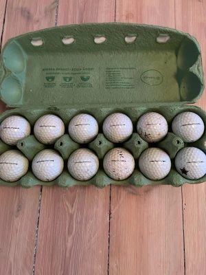12 Titleist Pro V1x golfbollar - Säljer ett dussin(12) vita Titleist Pro V1x golfbollar. Perfekt för dig som vill fylla på golfbagen med kvalitetsbollar. Vissa är i bra skick vissa andra är helt ok skick.Hör av er vid frågor eller funderingar💯