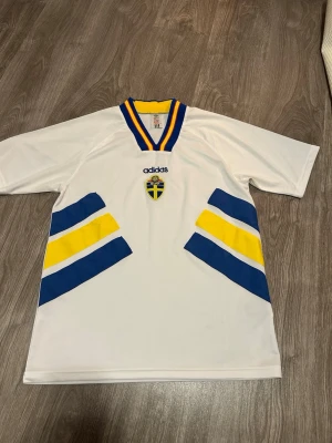 Sverige tröja vm 94 vit - Vit matchtröja från vm 94. Storlek m. Inte äkta eller original 