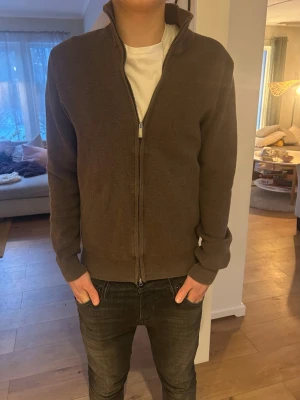 Bläck Fullzip - Brun full zip tröja från bläck i fint skick. Han på bilden är ungefär 175 cm 66 kg