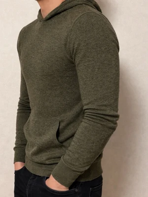 John henric Kashmir Hoodie - Säljer denna John henric 100% Kaschmir hoodie. Den är i väldigt bra skick och är i storlek M Snöret till hoodien följs med om man vill sätta på den. Ställ gärna frågor eller funderingar 😊🙏✨