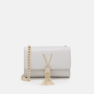 Vit axelväska från Valentino - Säljer min grå vit aktiga valentino väska med guldiga detaljer, väskan är som ny i skicket. Original pris 849kr💋