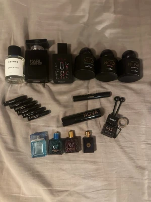Mix av parfymer och doftprover - Stor samling parfymer och doftprover från Nova, Karl Lagerfeld, Versace, Essnce och Replay. Innehåller både fullsize och miniflaskor i svart. Flera olika dofter och stilar, perfekt för dig som vill testa nytt eller hitta din signaturdoft. Du kan se alla olika samples och bildofter och parfymolja och travelspray från Nova Scents. Alla Nova Scents är 95% fulla, Replay 95% full, Karl Lagerfeld 75/80% full, essnce 40/50% full. 