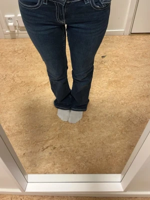  bootcut jeans från Gina tricot  - Säljer dessa då dem är lite stora i midjan. Storleken på dem är 158.