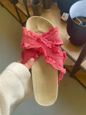 Rosa sandaler med spets från Becksöndergaard - Unika sandaler från Becksöndergaard med breda, rosa spetsband i broderad bomull och klassisk korksula. 