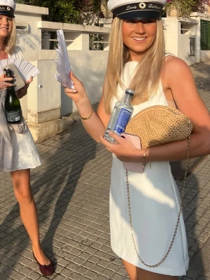 STUDENTKLÄNNING! - Sjukt snygg och stilren studentklänning, lite uppsydd och insydd för snygg passform!