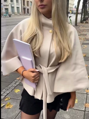 Poncho - Poncho jacka, perfekt till våren! Jackan kan ha små defekter från användning