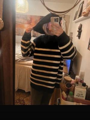  stickad tröja Zara  - Mysig stickad hoodie med breda svarta och vita ränder från Zara.Tröjan har huva och långa ärmar med ribbstickade muddar. Oversized passform som ger en avslappnad look. Perfekt för dig som gillar streetstyle och vill ha något bekvämt och snyggt. Den är så otroligt fin och perfekt inför vår och sommar☺️☀️🌺 Jag säljer då den inte kommer till använd längre, köpt i Stockholm för ett tag sen. Inte mycket använd 