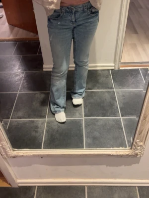Ljusblå bootcut jeans - Säljer ett par ljusblå bootcut jeans med klassisk femficksdesign och normalhög midja. Säljer dem på grund av att dem inte passsr så bra längre🫰🏼