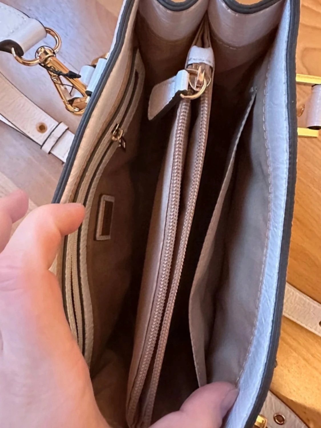 Vit handväska från Guess - 3