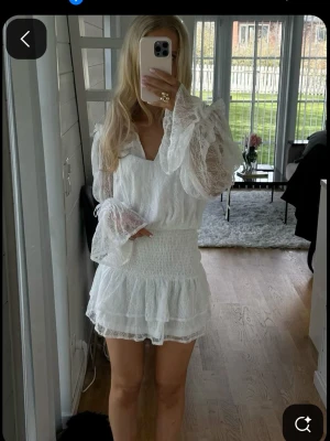Söker vit studentklänning - SÖKER! jag söker denna klänning och om nån säljer, snälla kontakta mig