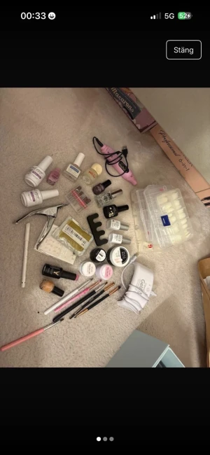 Stort nagelkit med verktyg och dekoration - Ett komplett nagelkit med penslar, nagelklippare, nagelfilar, tippar , UV-lampa, glitter, nail art-dekorationer och flera burkar med gel. Perfekt för dig som vill skapa egna designer och fixa naglarna hemma. Innehåller även tåseparator och olika nagelverktyg.