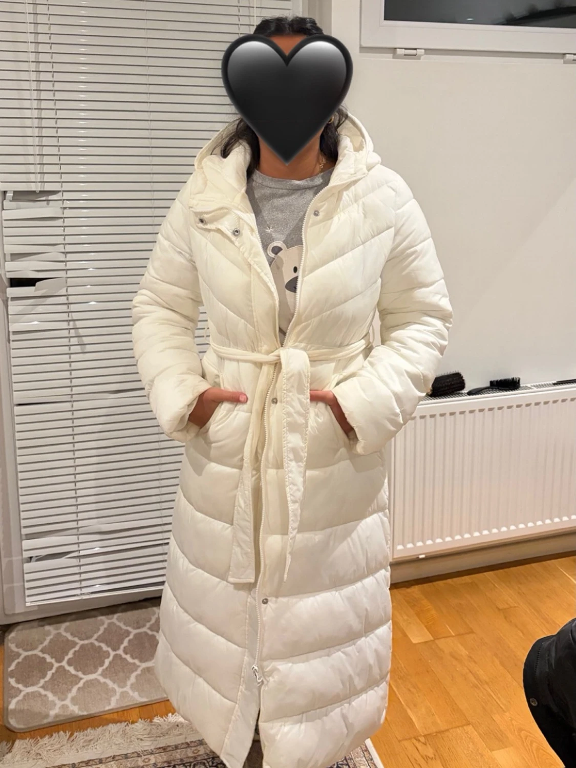 Lång vit dunjacka med huva och bälte - 2
