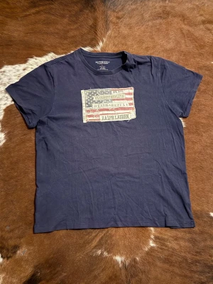 RalphLauren Denim&Supply t-shirt - Tjena! Säljer denna riktigt snygga RalphLauren thishan, tröjan är i använd fint skick, storlek L, hör av dig vid funderingar!🙌