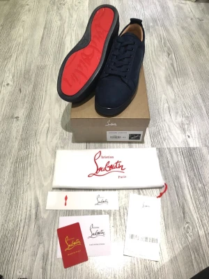Louboutin skor  - Tjenare! Ett par navy blue Louboutin till salu. Dem är i väldigt fint skick och inga defekter eller skador finns på dem. Jag har beställt de online och kvittot finns nog kvar, Anledningen till varför jag säljer de är att jag inte haft tid att andvända dom och då har jag inte behov av dom. Tillbehören i bilderna ingår med skorna som dustbagen och lapparna. Hör av dig vid minsta lilla fråga!