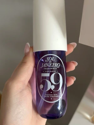Sol de Janeiro 59  - En parfym från Sol de Janeiro i doft 59. Flaskan rymmer 90 ml och har en modern, stilren design. Perfekt för dig som vill ha en fräsch och unik doft i vardagen! Knappt använd