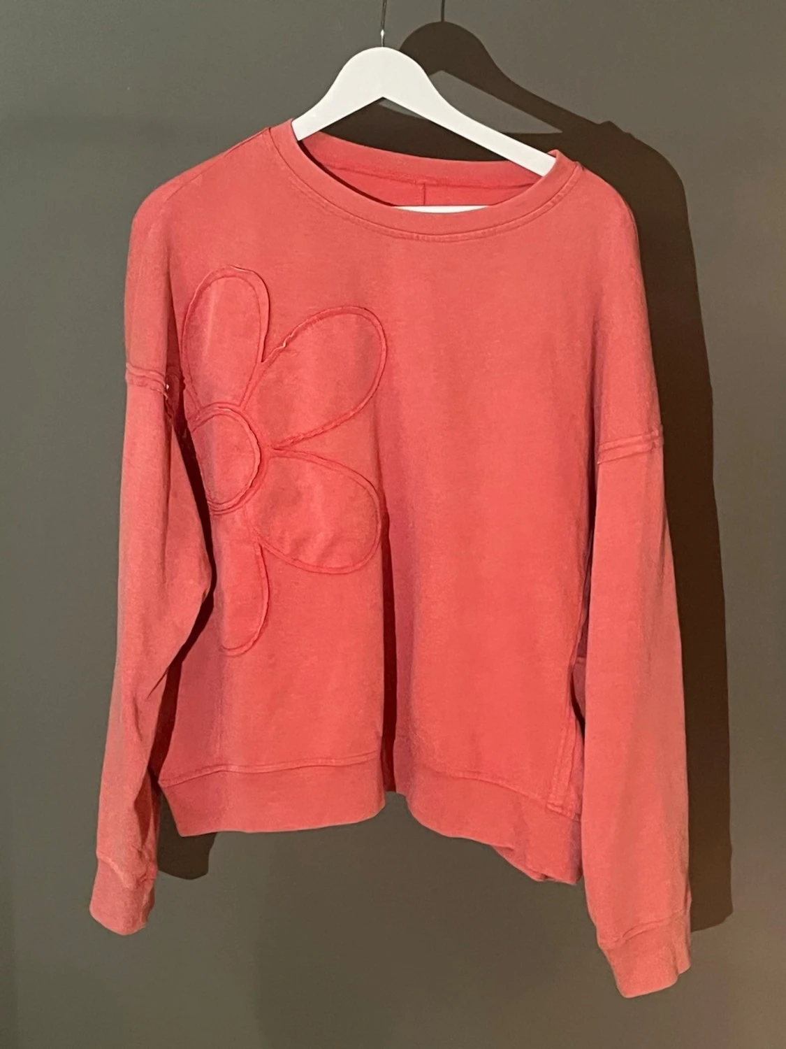 Korall sweatshirt med blomapplikation - 1
