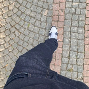 Darren zip fly  jeans från Lee - Ett nästan oanvändt par Darren jeans från Lee, dem är grisch stil byxor och har nypris på 700-900kr. 32.32 i storlek.