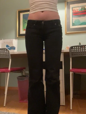 Svarta lågmidjade bootcut jeans  - Ett par svarat lågmidjade bootcut jeans från weekday. Det är normala i storleken och av riktigt jeans material. Säljer för att det blivit för små!!