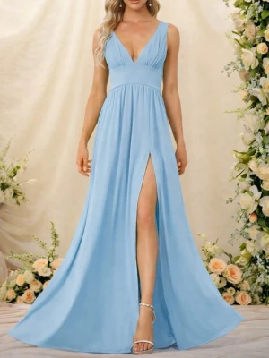 Ljusblå Balklänning - Säljer min jätte vackra ljusblå långa balklänning!! Har endast haft på mig den en gång då på min bal. Men klänningen är i nytt skick. Den är i strl 42, men jag tycker den passar som en 40! Skriv ifall du är intresserad💞💞PS. Klänningen är köpt för 1200kr, men är öppen för diskussion om pris!