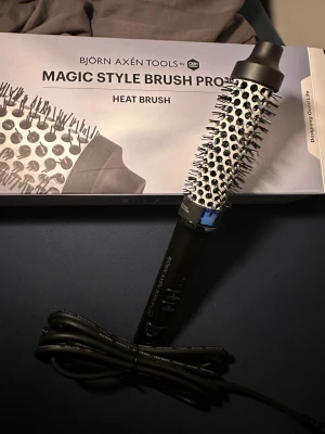 Magic Style Brush Pro från Björn Axén - Magic Style Brush Pro från Björn Axén är en svart och silver värmeborste med rund form och borst i syntetmaterial. Perfekt för att styla och forma håret med enkelhet. Kommer med sladd och originalförpackning.30 mm