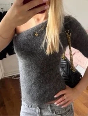 Grå one shoulder stickad tröja Zara - !Första bilden är lånad! Trendig one shoulder tröja ifrån Zara som är helt slutsåld, är i storlek L men skulle mer säga S/M!💗 Skriv för fler bilder eller frågor!