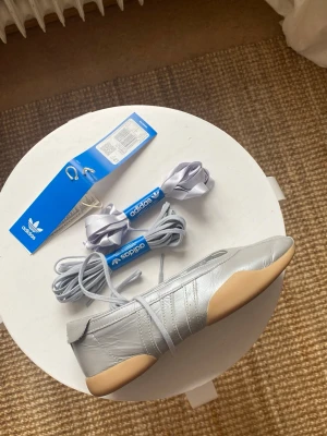 Ballerinaskor - Ballerinaskor från adidas med knytning. Kommer med siden och vanliga snören