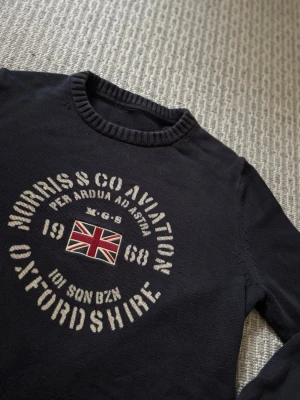 Mörkblå stickad tröja Morris  - Tja! Säljer en riktigt snygg stickad tröja ifrån Morris! | Storlek S | Hör av er vid minsta lilla fundering 🙌