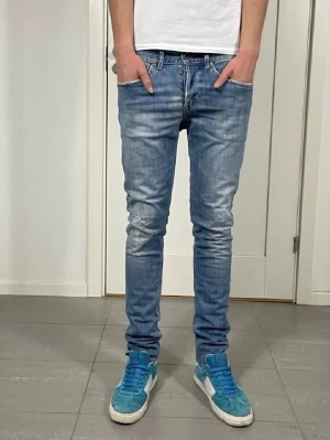 Dondup George Jeans  - Säljer nu dessa Dondup George Jeans med snygga slitningar i populär design, mått: 39 cm midja o 108 cm längd. skriv för fler bilder/frågor🙌🏼