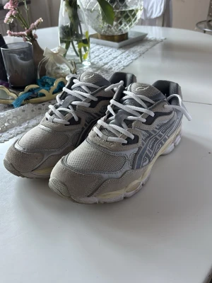 Asics - Asics skor. Skick: 9/10. Använda 2 gånger. Otroligt snygga. Först till kvarn