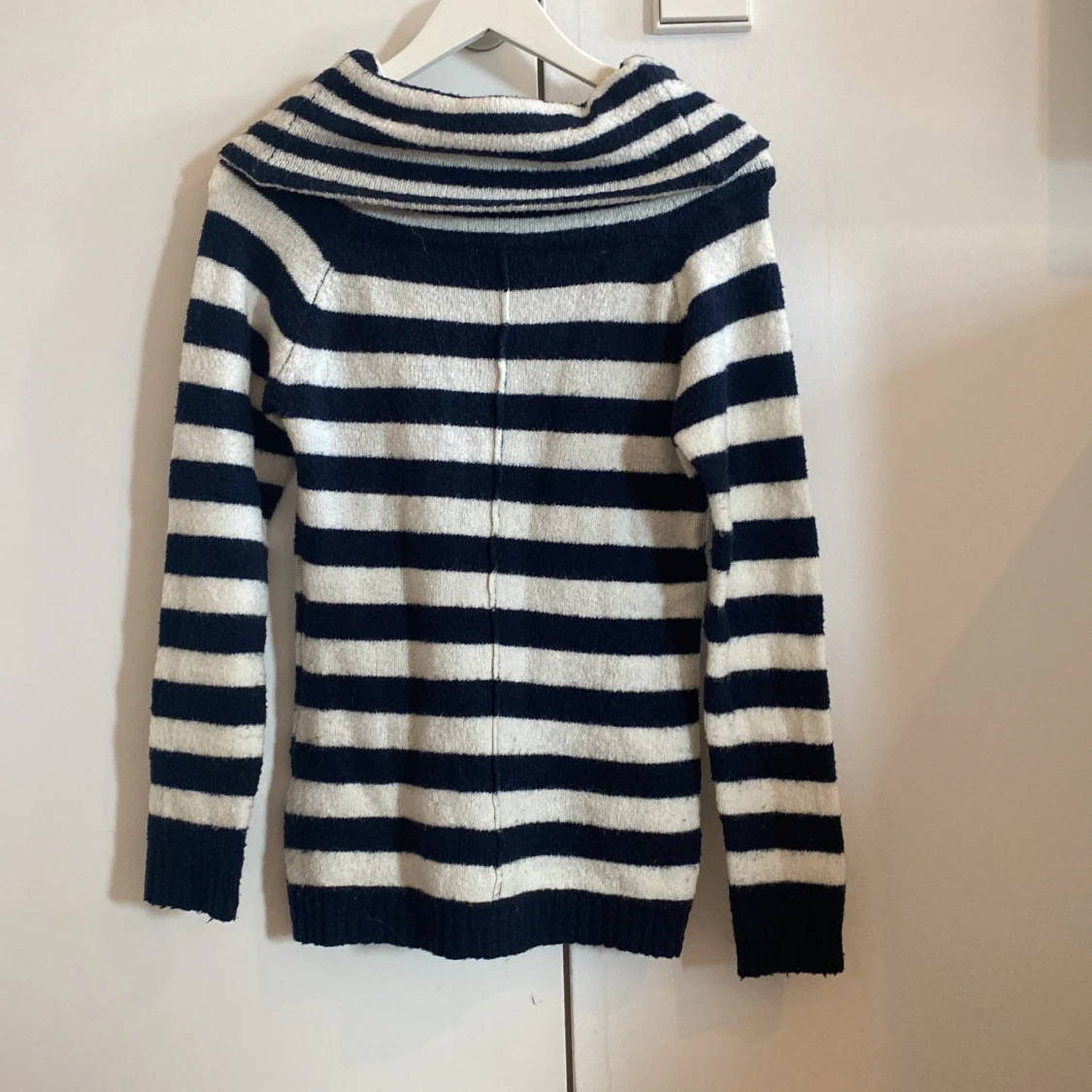 Randig stickad tröja med knappdetalj - 1